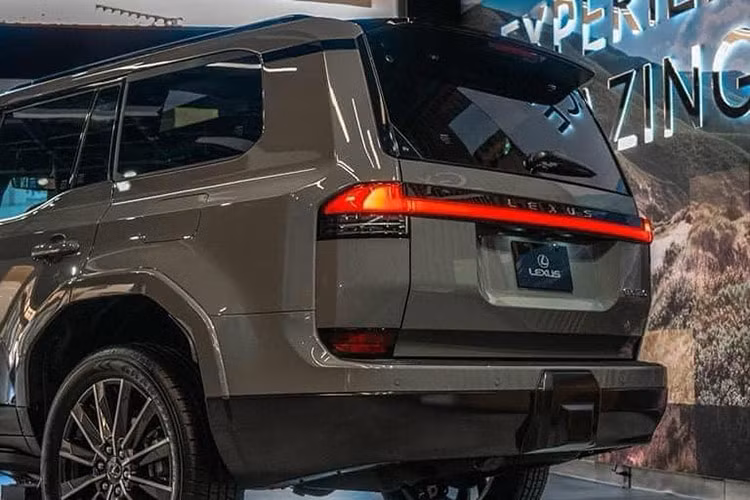 Ở thế hệ mới, Lexus GX được phát triển dựa trên khung gầm sát-xi rời TNGA-F giống với đàn anh LX600 và Toyota Land Cruiser 300 Series. Xe sở hữu kích thước dài x rộng x cao lần lượt là 5.005 x 2.114 x 1.915 - 1.935 mm và chiều dài cơ sở 2.850 mm. So với thế hệ cũ, xe dài hơn 125 mm, rộng hơn 229 mm, cao hơn 30 - 50 mm và chiều dài cơ sở tăng 61 mm.