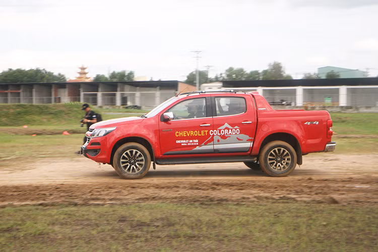 Theo ông Sumito Ishii, Tổng giám đốc GM Việt Nam cho biết: “Chevrolet Colorado phiên bản 2017 ra đời mang theo sứ mệnh và tâm huyết của GM trong việc thay đổi định nghĩa truyền thống về xe bán tải. Với thiết kế nội ngoại thất tinh tế và những trang bị hiện đại, cao cấp, mẫu xe này đủ để đáp ứng các nhu cầu công việc và giải trí của người sở hữu.”