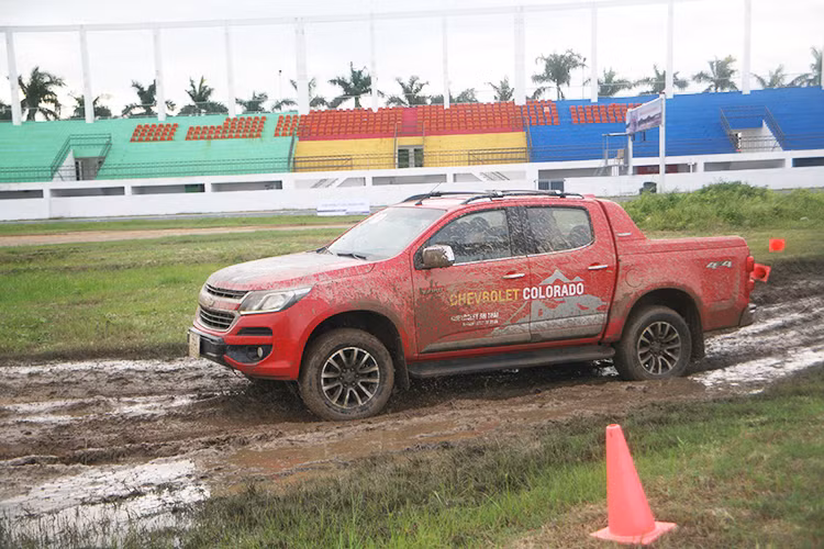 Kết thúc bài tập off-road, cảm giác tự tin của người cầm lái tăng lên nhờ thế mạnh của chiếc xe. Ở bài tập này, không chỉ để chứng minh khả năng của xe mà quan trọng hơn nó giúp người lái trải nghiệm xử lý những tình huống khó khăn, bất ngờ trên đường. Những chiếc xe mạnh mẽ và trang bị nhiều công nghệ an toàn có lợi thế nhiều hơn khi gặp khó.