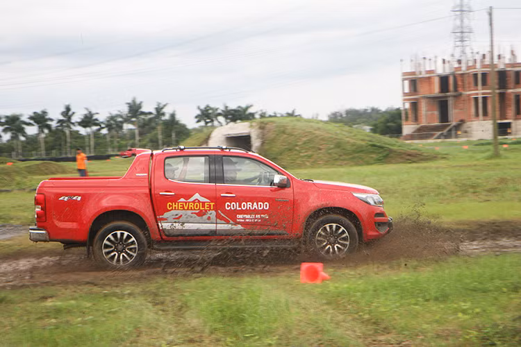 Nếu những thử thách vừa kể trên là cơ hội để Chevrolet Colorado thể hiện sức mạnh ấn tượng của động cơ turbo Duramax 2.8L cho công suất tối đa 197 mã lực và mô men xoắc cực đại 500Nm thì thử thách Vượt sình lầy lại cho thấy ưu điểm về thiết kế của mẫu xe bán tải nhà Chevrolet.