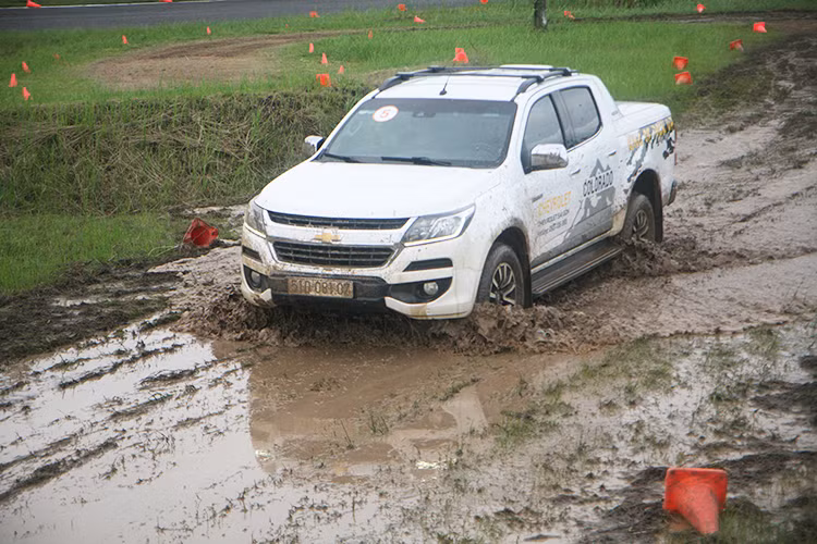 Chỉ qua vài lượt trải nghiệm, các hố bùn càng trở nên sâu và những người lái càng về sau càng khó. Tuy nhiên càng khó càng thú vị. Xe lắc trái phải liên tục, nước và bùn rất trơn. Người lái phải đánh lái nhanh liên tục. Đôi lúc có cảm giác xe sẽ lao vào dây kẻ đường nhưng mọi việc vẫn nằm trong tầm kiểm soát nhờ thế mạnh của động cơ turbo Duramax 2.8L.