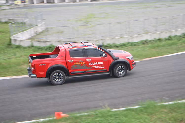 Qua 2 bài tập trên cung đường On-road này, người lái sẽ trực tiếp cảm nhận được khả năng phản hồi nhanh, cảm giác lái chắc chắn nhờ tay lái trợ lực điện (EPS), cùng sự chính xác và linh hoạt của hệ thống cân bằng điện tử (ESC) trên mẫu xe bán tải Colorado 2017 được thể hiện rõ rệt.