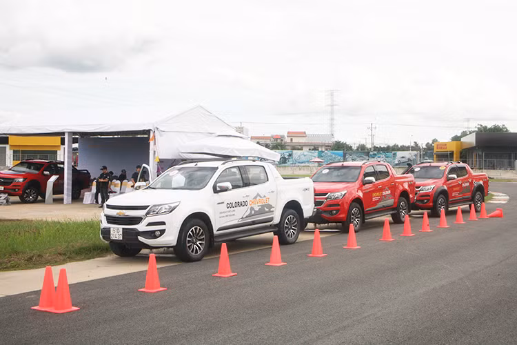 Tham gia chương trình lái thử lần này, khách hàng có thể trải nghiệm mẫu xe bán tải với hai cung đường On-road và Off-road. Cụ thể, trên cung đường On-Road, người lái sẽ được thử khả năng vận hành của xe qua 2 bài tập là Thử thách tăng tốc và zic-zac. cùng những trải nghiệm tốc độ của chiếc xe bán tải thương hiệu Mỹ - Chevrolet Colorado.