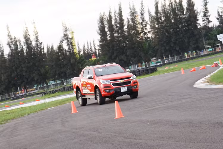 Bên cạnh đó, nhờ khả năng xử lý mượt mà những khúc cua gấp hỗ trợ bởi hệ thống phân phối lực phanh điện tử (EBD), thử thách đánh lái zic-zac và làm chủ tốc độ với chiếc bán tải Colorado cũng sẽ là một trải nghiệm thú vị và đầy phấn khích cho những người đam mê dòng xe ôtô bán tải.