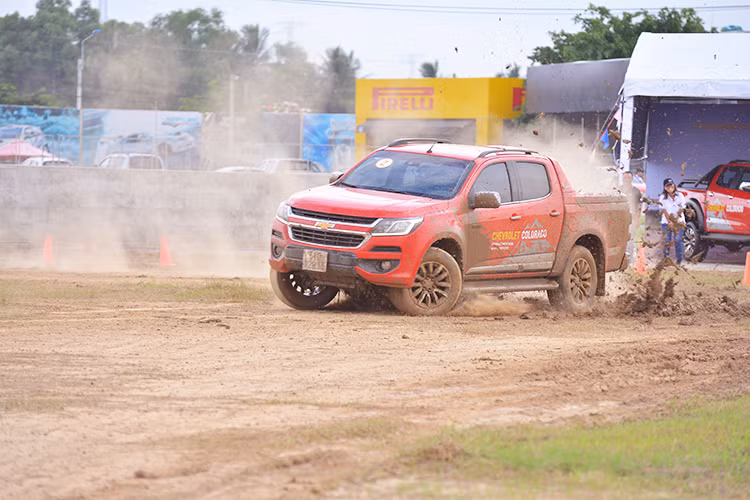 Chevrolet Colorado 2017 ra mắt thị trường Việt Nam lần đầu tiên vào tháng 10/2016 với 5 phiên bản khác nhau, gồm: Colorado 2.8 lít AT 4x4 -High Country có giá 839 triệu đồng, Colorado LTZ 2.8 lít AT 4x4 giá 809 triệu đồng, Colorado LTZ 2.8 lít MT 4x4 giá 789 triệu đồng, Colorado LT 2.5 lít MT 4x4 giá 649 triệu đồng và rẻ nhất là Colorado LT 2.5L MT 4x2 với giá 619 triệu đồng.