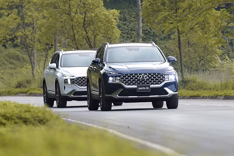 Trong phân khúc, Hyundai SantaFe là mẫu xe có phong độ ổn định với lượng xe tiêu thụ hàng tháng luôn duy trì gần 500 xe kể từ tháng 4 trở lại đây. Để tăng sức cạnh tranh cho sản phẩm của mình, TC Motor chuẩn bị tung ra thị trường thế hệ mới. Đại lý bắt đầu nhận cọc SantaFe thế hệ mới, lịch ra mắt dự kiến vào tháng 9 hoặc tháng 10 tới.