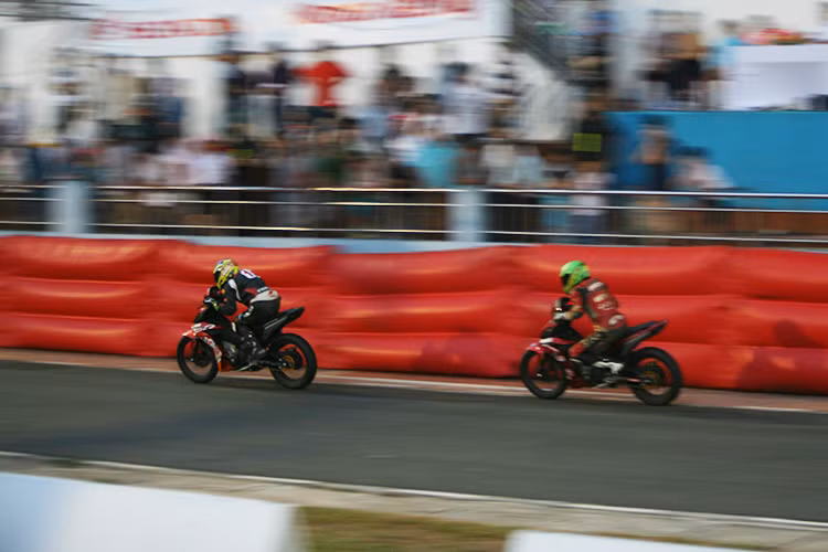 Một điều dễ nhận thấy ở tất cả các thể thức đấu xe máy Honda tại Bà Rịa cuối tuần vừa qua, đó là tính cạnh tranh cực cao của các tay đua ở nhiều vòng đấu, họ sẵn sàng áp rất sát đối thủ để chờ cơ hội bứt phá và tính toán cách thức ở từng chặng thi đấu. Với sự cạnh tranh khốc liệt, đây thực sự là một giải đấu đáng xem.