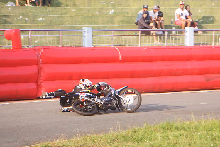 Do thời tiết nắng nóng, mặt sân trơn cùng với sự mạnh mẽ của chiếc xe sau khi được độ khiến các tay đua gặp không ít khó khăn. Một chiếc xe Honda Wave do tay đua mang số 40 cầm lái gặp phải sự cố, ngay lập tức đội ngũ trọng tài và y tế đã có mặt để hỗ trợ giúp cuộc đua tiếp tục.
