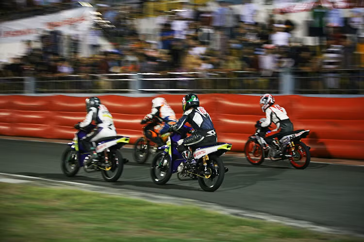 Ở hệ đua Wave 110 này, những chiếc xe đua còn được độ hệ thống ly hợp (côn) từ dạng ly tâm tự động sang dạng côn tay (ngắt cưỡng bức) thuận tiện cho việc chuyển số nhanh và liên tục của các tay đua. Bên cạnh đó, việc sử dụng nhông xích để đua cũng khiến cho chiếc xe mạnh mẽ và "bốc" hơn rất nhiều so với nguyên bản của nhà sản xuất.