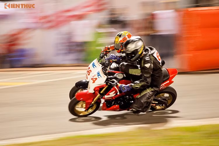 Bên cạnh đó, xe còn được can thiệp vào hệ thống lập trình PGM -FI bằng bộ thiết bị tăng công suất. Thay đổi các thanh gác chân và lắp ráp ở vị trí cao hơn đảm bảo an toàn khi vào cua vòng (tay đua có thể nghiêng xe ở góc nghiêng lớn hơn), lốp xe chuyên dùng và nhiều chi tiết như phuộc, nhông sên... cũng được độ lại sao cho phù hợp.