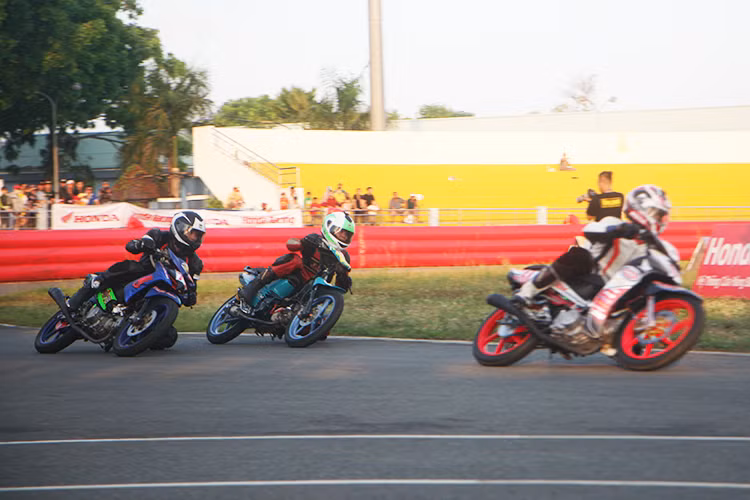 Ở hệ thống đua Honda Wave 110 chuyên nghiệp, những chiếc xe sẽ được chính các tay đua chuyên nghiệp đến từ các câu lạc bộ độ trực tiếp. Các xe sẽ được loại bỏ phần lớn các thân vỏ nhựa nguyên bản của xe và thay vào bằng vỏ tự chế bởi mỗi lò ( thông thường thì vỏ độ này của đội bằng composit).