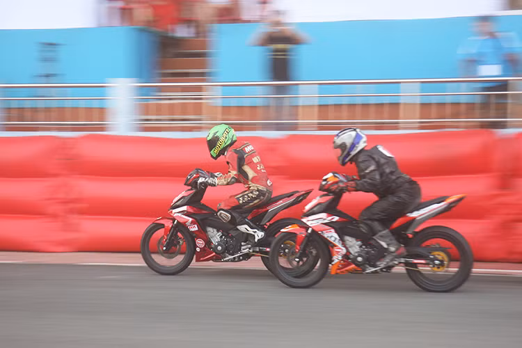 Ở hạng xe máy phổ thông Honda Blade 110 tham gia giải, ngoài việc được thay các chi tiết đễ thuận tiện cho việc đua - xe còn được độ hệ thống ly hợp ( côn) từ dạng ly tâm tự động sang dạng côn tay (ngắt cưỡng bức) thuận tiện cho việc chuyển số nhanh và liên tục của các tay đua.