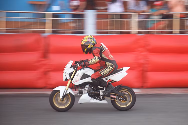 Ở phân khúc đua xe Honda MSX125, các mẫu xe minibike côn tay này đều được tháo bỏ một số vỏ nhựa và dàn đèn - thay vào bằng các vỏ được chế (để giảm các mảnh vỡ nếu xe bị đổ ngã) cung cấp bởi endurance. Ngoài ra nó còn được thay thế ống xả thông thường bằng ống xả đua.