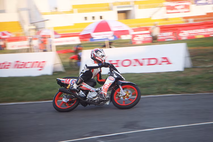 Những chiếc xe số phổ thông Honda Wave tham gia giải đua sẽ sử dụng bu gi và hệ thông cao áp đánh lửa hiệu suất cao ( mua bên ngoài từ nhiều nguồn khác nhau) nhằm tăng hiệu suất. Bên cạnh đó, giảm xóc xe cũng được thay đổi bằng loại khác cứng hơn (nhưng có rất nhiều chỉ là loại làm nhái của các hãng nổi tiếng bán trên thị trường).