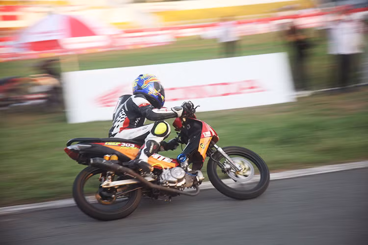 Bên cạnh việc độ xe để giúp cho những chiếc xe thương mại trở lên mạnh mẽ hơn, hệ thống sân đua được bảo vệ an toàn bằng những túi khí cùng đội ngũ giám sát giúp các vận động viên giảm chấn thương khi va chạm. Lực lượng trọng tài cũng luôn có mặt kịp thời để khắc phục nếu xảy ra sự cố.