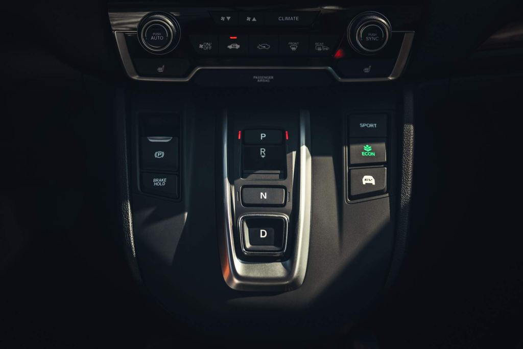 Mẫu CR-V Hybrid FWD có chỉ số tiêu thụ nhiên liệu 5,3l/100 km và mức phát thải CO2 120 g/km. Còn phiên bản AWD có chỉ số 5,5l/100 km và mức phát thải CO2 126 g/km. Các số liệu tương ứng với tiêu chuẩn NEDC.