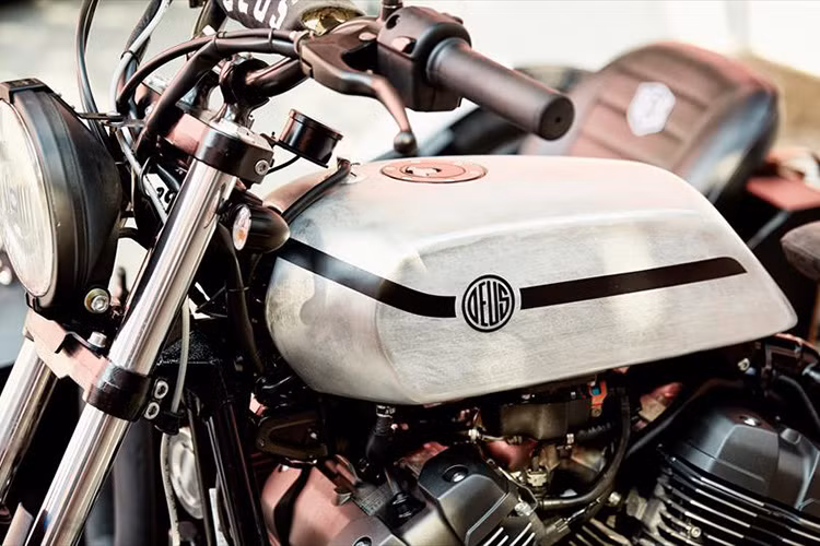 Tương tự những chiếc xe độ thuộc chương trình Yard Buit khác, Deus X Yamaha XV950 ‘D-Side’ không hề được cắt hay hàn. Nhôm được dùng để chế tạo bình xăng và chắn bùn trước/sau.