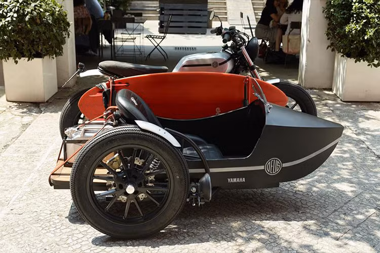 Phía đằng sau thùng sidecar còn được thiết kế thêm một khoang hành lý được ốp gỗ sang trọng và tiện dụng.
