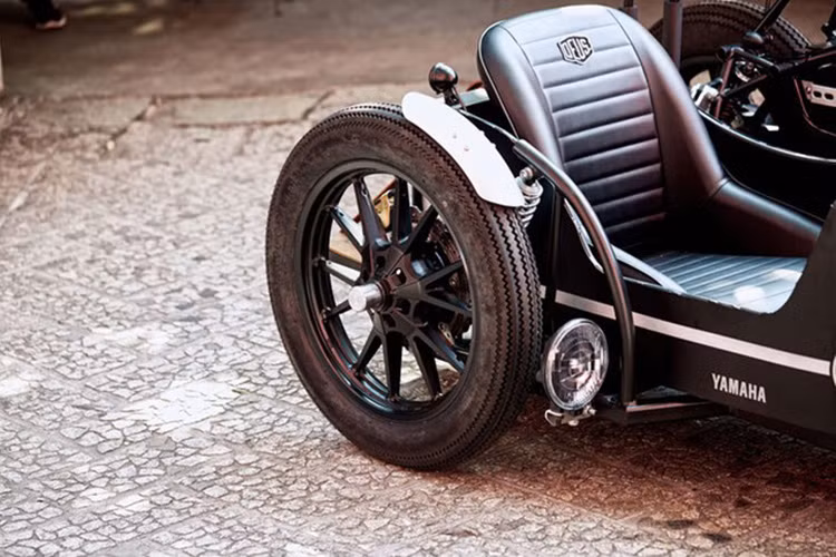 Phần khung sau được điều chỉnh để nâng yên lên một chút. Trong khi đó, yên xe được bọc bằng chất liệu giả da lộn Alcantara.