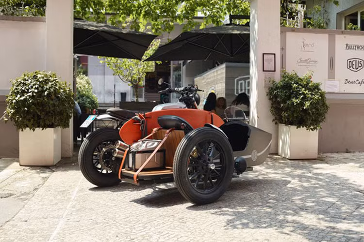 Mới đây, hãng độ Deus Ex Machina đã một lần nữa kết hợp với nhãn hiệu Yamaha để cho ra đời chiếc Sidecar độc đáo từ chiếc XV950.