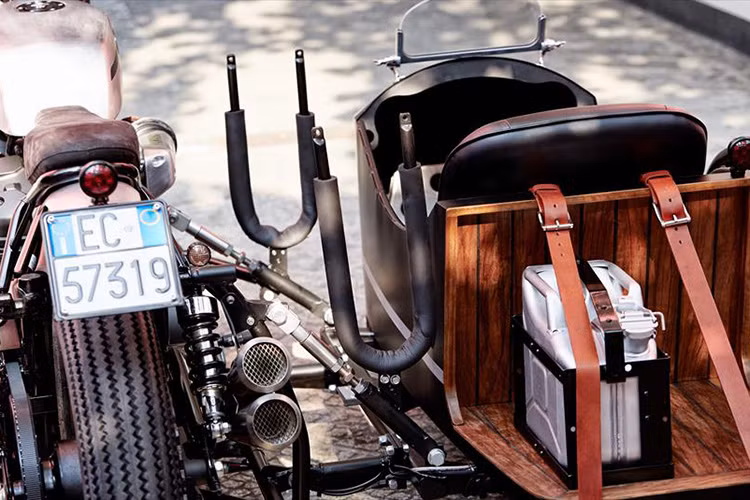 Khác với những chiếc Sidecar khác, Deus X Yamaha XV950 ‘D-Side’ được trang bị hệ thống treo hiện đại và phong cách thiết kế hợp thời hơn là cổ điển.