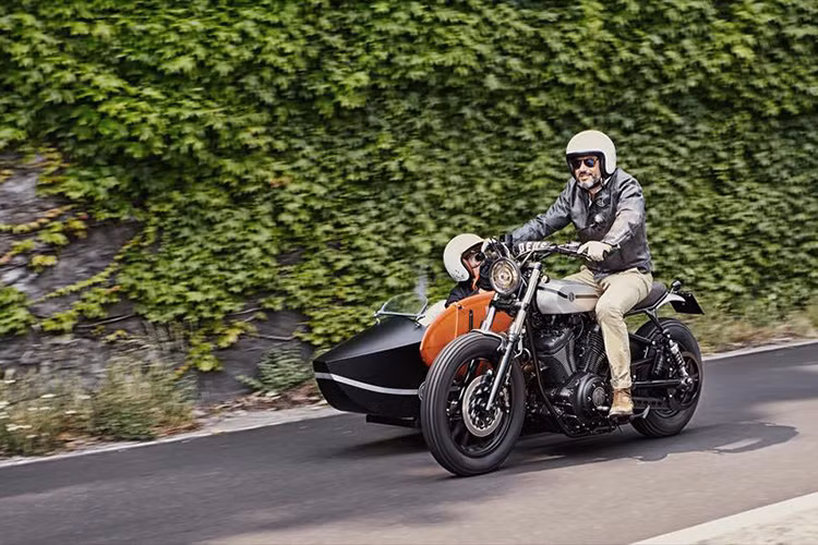 Giữa thân xe và thùng sidecar có một giá đỡ ván lướt sóng, mang đến sự độc đáo hơn nữa cho chiếc Sidecar độc đáo này. Cuối cùng là tay lái MX, đồng hồ Motogadget và sơn do Kaos Design thiết kế.