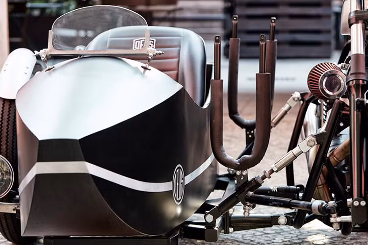 Để tạo sự cân bằng trong thiết kế, bánh của thùng sidecar có kích thước bằng với bánh trước của chiếc Yamaha XV950 nguyên bản.