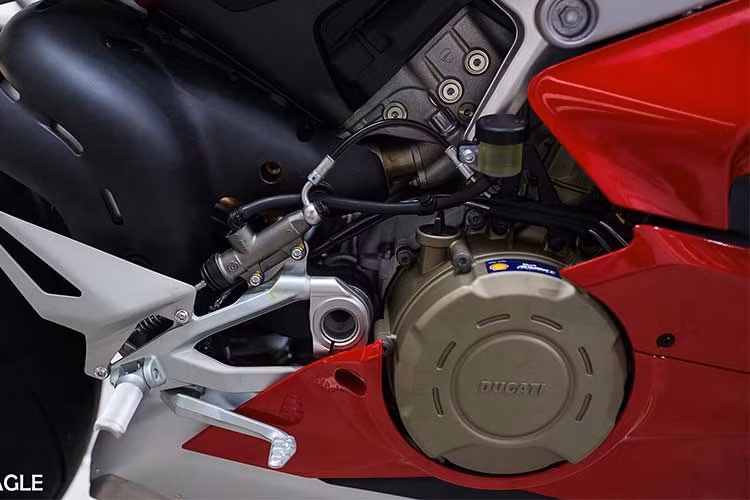 Phía Ducati cho biết xy-lanh chênh nhau một góc đúng 90 độ, sử dụng pít-tông đường kính 81 mm, tương tự chiếc Desmosedici V4, cải thiện mô-men xoắn ở dải tốc thấp đến trung bình. Khối động cơ đặt nghiêng về phía sau 42 độ nhằm tối ưu phân bổ trọng lượng chiếc xe, tăng tính ổn định và thêm không gian cho bộ tản nhiệt cỡ lớn phía trước.
