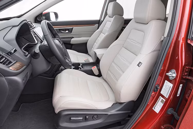 Cửa gió sau với 2 ổ cắm USB khá phù hợp với nhu cầu thực tế hiện nay. Chưa kể đến khoang hành lý nay đã lớn hơn trước với 2.146/1.110 L. Cửa khoang hành lý thêm chức năng đóng/mở bằng cảm biến dưới gầm xe.