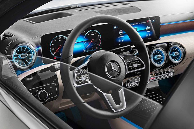 Người dùng sẽ có 2 kích cỡ để lựa chọn bao gồm loại cảm ứng 7 inch (tiêu chuẩn) hoặc loại 10,25 inch. Màn hình hiển thị HUD và chức năng điều khiển bằng giọng nói cũng là một tùy chọn hay cho mẫu xe này. Khi cần, người dùng chỉ cần bảo “Hey, Mercedes”.