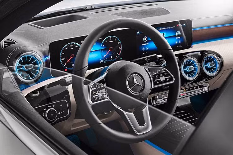 Người dùng sẽ có 2 kích cỡ để lựa chọn bao gồm loại cảm ứng 7 inch (tiêu chuẩn) hoặc loại 10,25 inch. Màn hình hiển thị HUD và chức năng điều khiển bằng giọng nói cũng là một tùy chọn hay cho mẫu xe này. Khi cần, người dùng chỉ cần bảo “Hey, Mercedes”.