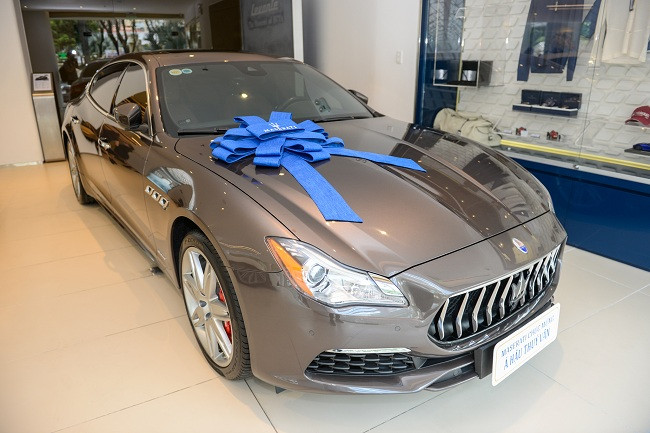 Theo bảng giá xe Maserati mới nhất, phiên bản Quattroporte Granlusso đang được phân phối chính hãng với mức giá 6,89 tỷ đồng (trước đó là hơn 8 tỷ đồng vào năm 2017). Chiếc xe sang của Á Hậu Thuý Vân có ngoại thất sơn màu đồng kết hợp cùng khoang lái màu nâu nhạt.