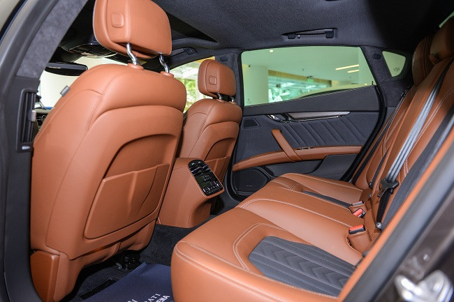 Vô-lăng 3 chấu thể thao, điều chỉnh điện 4 hướng. Tích hợp nhiều phím chức năng, gồm kiểm soát hành trình, điều chỉnh thông tin giải trí, nhận cuộc gọi, ra lệnh giọng nói,... Lẫy chuyển số cỡ lớn đặt trên trục lái. Màn hình giải trí trung tâm 8,4 inch, tích hợp hệ thống thông tin giải trí Maserati Touch Control, bao gồm; bản đồ Việt Nam, giải trí âm nhạc, kết nối điện thoại,... Âm thanh 10 loa Harman Kardon.