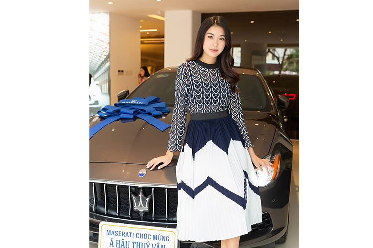Chiếc xe sang Maserati của Á Hậu Thuý Vân vừa mới mua thuộc phiên bản Quattroporte, cao cấp hơn chiếc xe sang tầm trung Ghibli S Q4 của Hồ Ngọc Hà. Chưa hết, chiếc xe sang này còn được bổ sung gói trang bị nội thất do hãng thời trang danh tiếng Zegna đến từ Italia thiết kế.