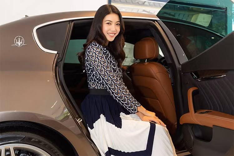 Maserati Quattroporte sở hữu đèn pha dạng Bi-Xenon và LED. Lưới tản nhiệt "hàm cá mập" gồm các thanh dọc, hơi lõm ở chính giữa. Ẩn phía sau lưới tản nhiệt là hệ thống Shutter Air điều chỉnh điện, nằm ngay trước két nước. Hệ thống này sẽ đóng/mở linh hoạt để đảm bảo nhiệt độ của động cơ luôn tối ưu. Hãng hiệu chỉnh lại phần mặt trước, cản sau và gầm xe, khiến cho tính khí động học của chiếc xe tăng lên 10%.