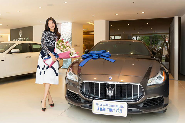 Chiếc xe sang Maserati Quattroporte của Á Hậu Thuý Vân vừa nhân tại showroom Maserati Việt Nam ở TP HCM. Như vậy, sau nữ ca sĩ Hồ Ngọc Hà, đây là "bóng hồng" thứ 2 lựa chọn sử dụng xe sang Maserati.