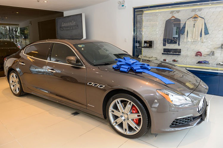 Maserati Quattroporte Granlusso của Á Hậu Thuý Vân vẫn được trang bị khối động cơ V6, dung tích 3.0 lít, sản sinh công suất tối đa 350 mã lực và mô-men xoắn cực đại 500 Nm. Động cơ kết hợp cùng hộp số tự động 8 cấp, nhờ đó, chiếc xe sang này tăng tốc từ vị trí xuất phát lên 100 km/h chỉ mất thời gian 5,5 giây trước khi đạt tốc độ tối đa 270 km/h.