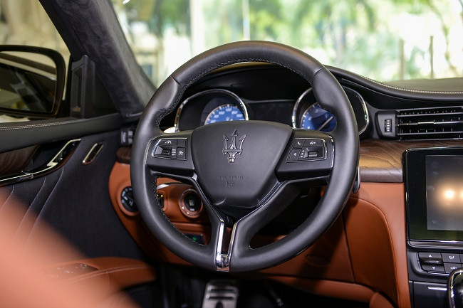 Nội thất của mẫu xe sang Maserati Quattroporte tổng hoà của 2 yếu tố, sang trọng và thể thao. Bảng táp-lô, bệ tựa tay, tay nắm cửa, ghế ngồi, vô lăng và cần số bọc da cao cấp. Xen kẽ với vật liệu gỗ vân bóng Erable. Trần xe bọc da lộn Alcantara, cùng thảm lót sàn nhung. Ghế trước điều khiển 12 hướng. Điều hòa tự động 4 vùng.
