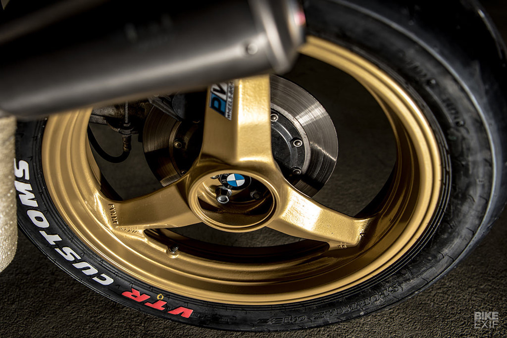 Trong kho của VTR, họ tìm thấy dàn áo chiếc GSX-R750 năm 80. Một phần đuôi khác được tìm ra dưới hầm chứa cùng cặp mâm 3 chấu rất phù hợp với chiếc K100. “Bên cạnh những linh kiện này, chúng tôi đã hình dung ra mẫu độ trong đầu. Nó sẽ dùng đèn pha đôi với một bên được che lại”, Dani mô tả.