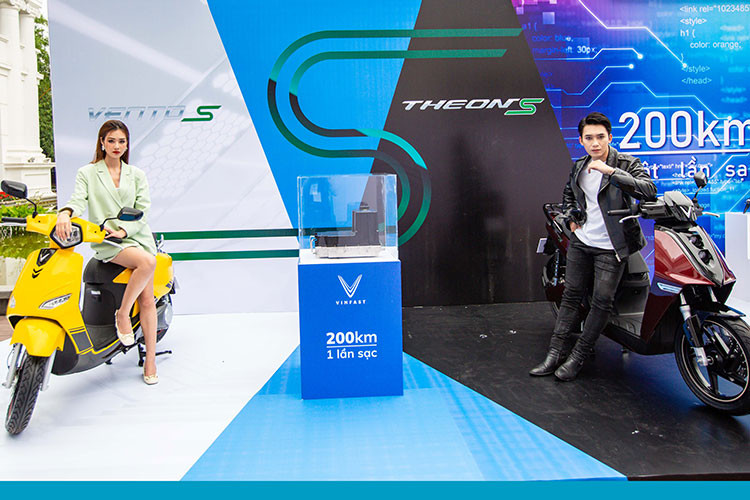 Đi kèm với các mẫu xe máy điện VinFast mới là bộ sạc thế hệ mới 1000W với thời gian sạc đầy trong khoảng 6 giờ. Bên cạnh đó, các mẫu xe máy điện này đều có tính năng kết nối điện thoại thông minh, mang đến các tiện ích như tìm xe, chống trộm, chẩn đoán lỗi và hiển thị trạng thái xe.