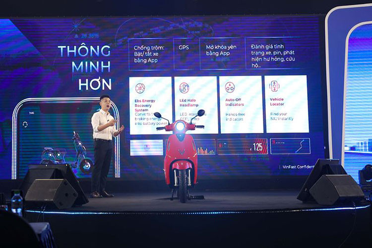 Trong 4 mẫu xe máy điện phiên bản mới, Feliz S là phiên bản nâng cấp của dòng xe Feliz giá rẻ, có khả năng di chuyển tới 198km sau một lần sạc đầy, tốc độ tối đa đạt khoảng 80km/h, thể tích cốp cũng được mở rộng lên tới 25L. Tiếp đến là Vinfast Klara S phiên bản 2022 ở phân khúc tầm trung, sử có khoảng cách di chuyển lên tới 194km sau một lần sạc đầy, tốc độ tối đa đạt khoảng 80km/h, thể tích cốp 22L. 