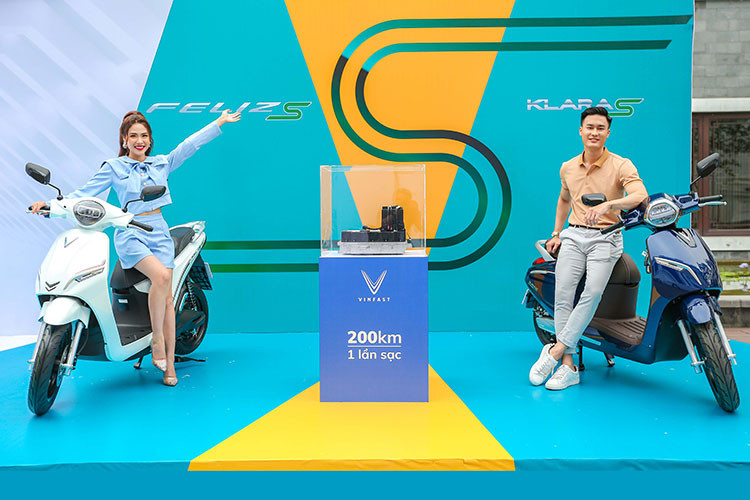 Thời gian đặt hàng: từ ngày 26/04/2022 đến hết ngày 31/05/2022. Mức đặt cọc: 02 triệu đồng/xe. Số lượng đăng ký không hạn chế cho mỗi khách hàng. Khách hàng được chuyển cọc cho các loại xe khác nhau và rút cọc nếu không hài lòng. VinFast sẽ công bố chính sách ưu đãi đặt cọc dành cho mẫu Evo 200 vào tháng 08/2022.