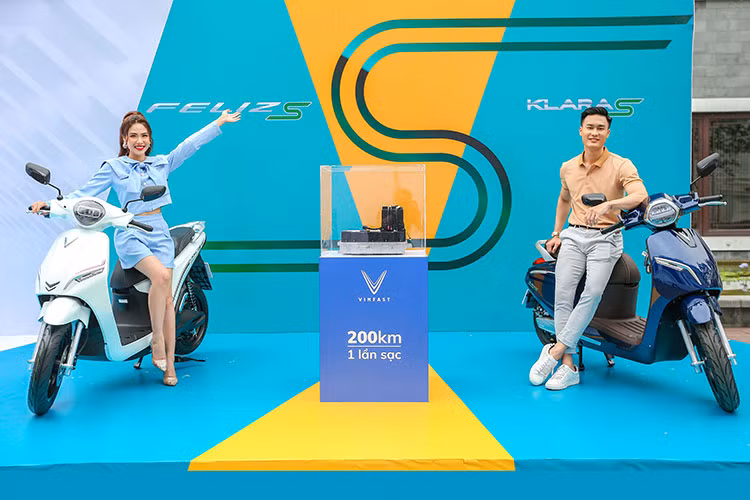 Thời gian đặt hàng: từ ngày 26/04/2022 đến hết ngày 31/05/2022. Mức đặt cọc: 02 triệu đồng/xe. Số lượng đăng ký không hạn chế cho mỗi khách hàng. Khách hàng được chuyển cọc cho các loại xe khác nhau và rút cọc nếu không hài lòng. VinFast sẽ công bố chính sách ưu đãi đặt cọc dành cho mẫu Evo 200 vào tháng 08/2022.