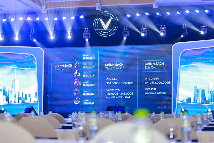 Cụ thể, công nghệ pin LFP mới là sản phẩm do VinFast hợp tác cùng Gotion High-Tech nghiên cứu và phát triển. So với bộ pin truyền thống, công nghệ pin LFP có tuổi thọ cao hơn, độ ổn định và an toàn cũng tốt hơn. Theo công bố, pin LFP vẫn có thể dung nạp tới 70% năng lượng sau 2.000 lần sạc/xả và vẫn đảm bảo khả năng chống cháy nổ. Hiện VinFast đã làm chủ công nghệ sản xuất pin LFP.