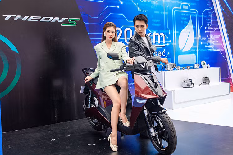 Để tri ân các khách hàng tiên phong ủng hộ sản phẩm xe máy điện thế hệ mới, VinFast sẽ dành tặng gói thuê bao pin 12 tháng không giới hạn cho các đơn đặt hàng sớm dòng xe Feliz S, Klara S (2022), Vento S và Theon S thông qua website https://vinfastauto.com/, hệ thống Showroom/Nhà phân phối VinFast trên toàn quốc. 