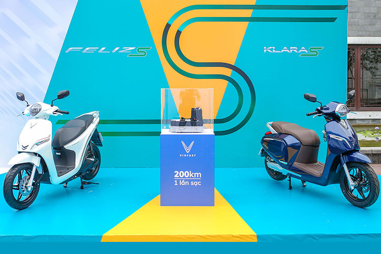 VinFast Vento S và Theon S 2022 mới đều ứng dụng công nghệ PAAK (dùng điện thoại thông minh làm chìa khóa xe) cho khả năng điều khiển xe dễ dàng bằng một chạm qua App điện thoại không cần chìa khóa vật lý.