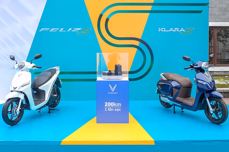 VinFast Vento S và Theon S 2022 mới đều ứng dụng công nghệ PAAK (dùng điện thoại thông minh làm chìa khóa xe) cho khả năng điều khiển xe dễ dàng bằng một chạm qua App điện thoại không cần chìa khóa vật lý.