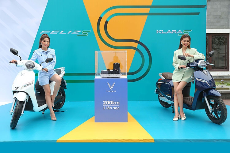 Nhằm tối ưu chi phí sử dụng và quyền lợi của khách hàng, VinFast sẽ triển khai mô hình cho thuê pin, với hai gói thuê bao Cố định và Linh hoạt dành cho cả 5 dòng xe máy điện mới. Ngoài ra, khách hàng cũng có thể mua pin để sở hữu trọn đời với chi phí 19.900.000 đồng/pin.