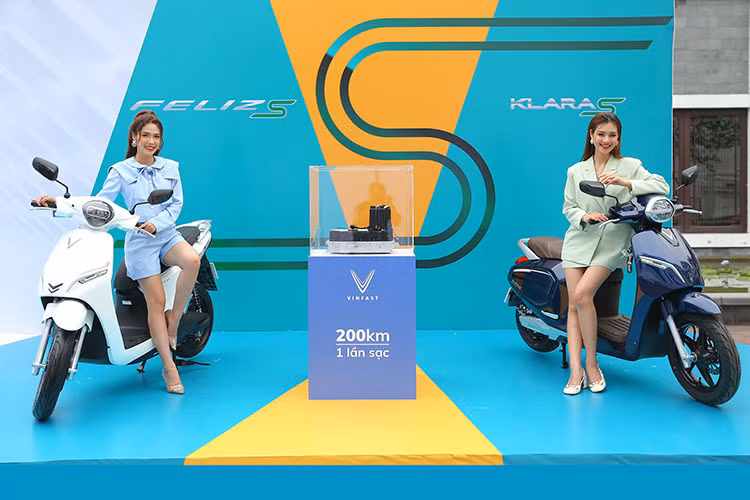 Nhằm tối ưu chi phí sử dụng và quyền lợi của khách hàng, VinFast sẽ triển khai mô hình cho thuê pin, với hai gói thuê bao Cố định và Linh hoạt dành cho cả 5 dòng xe máy điện mới. Ngoài ra, khách hàng cũng có thể mua pin để sở hữu trọn đời với chi phí 19.900.000 đồng/pin.