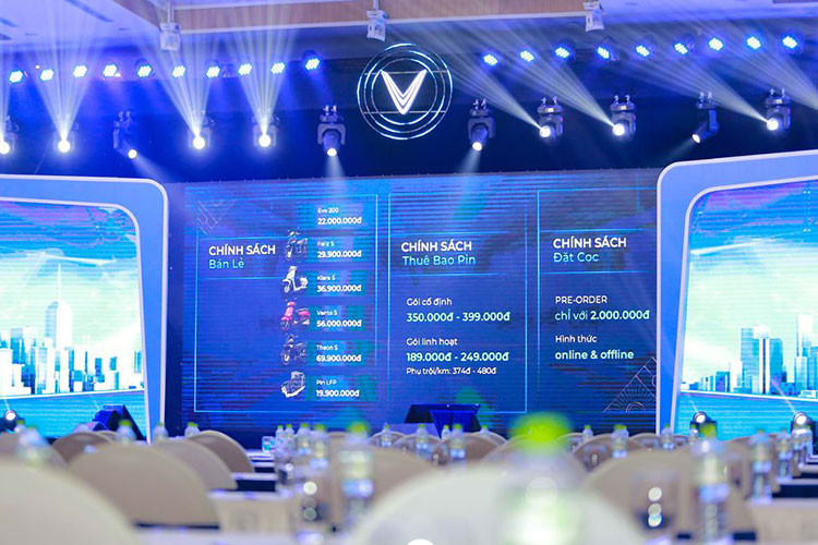 Cụ thể, công nghệ pin LFP mới là sản phẩm do VinFast hợp tác cùng Gotion High-Tech nghiên cứu và phát triển. So với bộ pin truyền thống, công nghệ pin LFP có tuổi thọ cao hơn, độ ổn định và an toàn cũng tốt hơn. Theo công bố, pin LFP vẫn có thể dung nạp tới 70% năng lượng sau 2.000 lần sạc/xả và vẫn đảm bảo khả năng chống cháy nổ. Hiện VinFast đã làm chủ công nghệ sản xuất pin LFP.